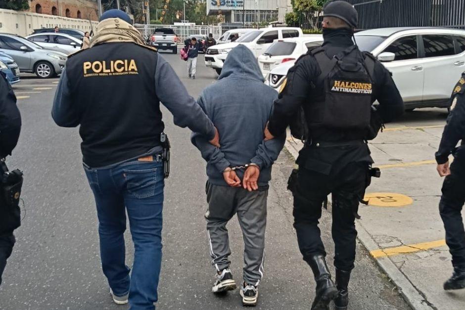 El capturado es requerido por autoridades extranjeras por su presunta participación en redes de tráfico ilegal. (Foto: MP/Soy502)