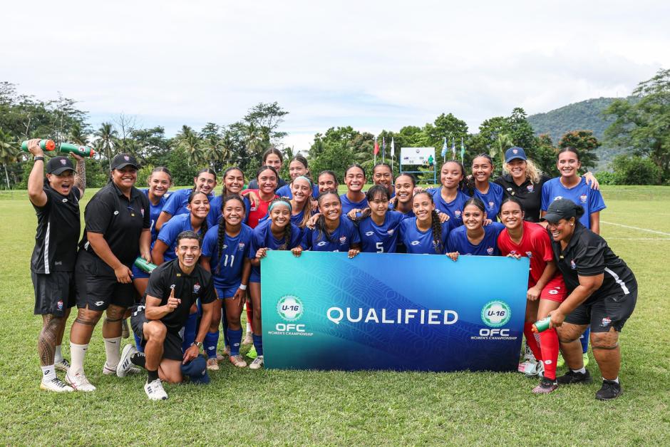 Juan José Chang festeja con sus jugadoras el pase al Mundial. (Foto: Federación de Samoa / PHOTOTEK)