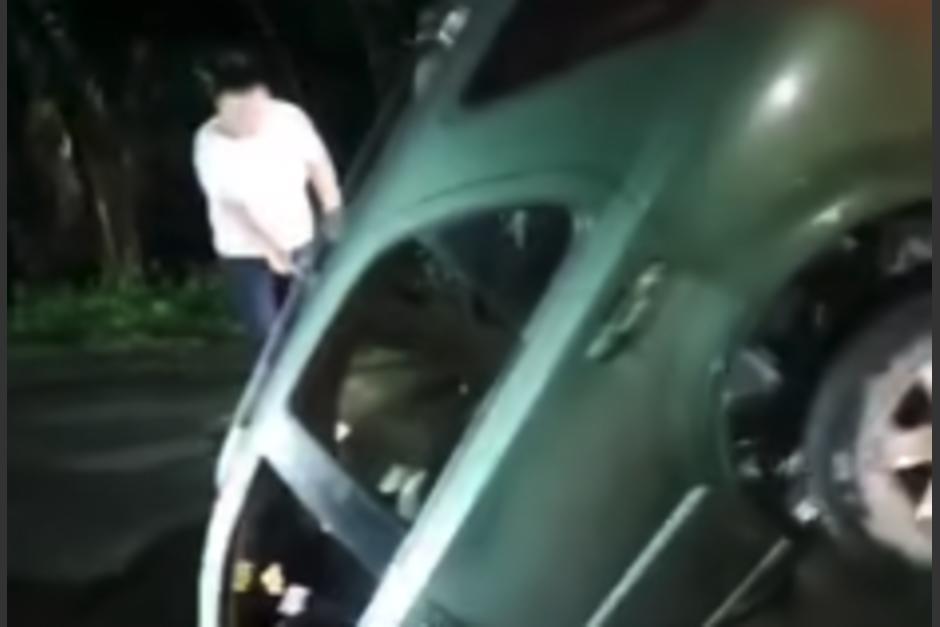 El auto quedó atrapado en el agujero. (Foto: captura de video)
