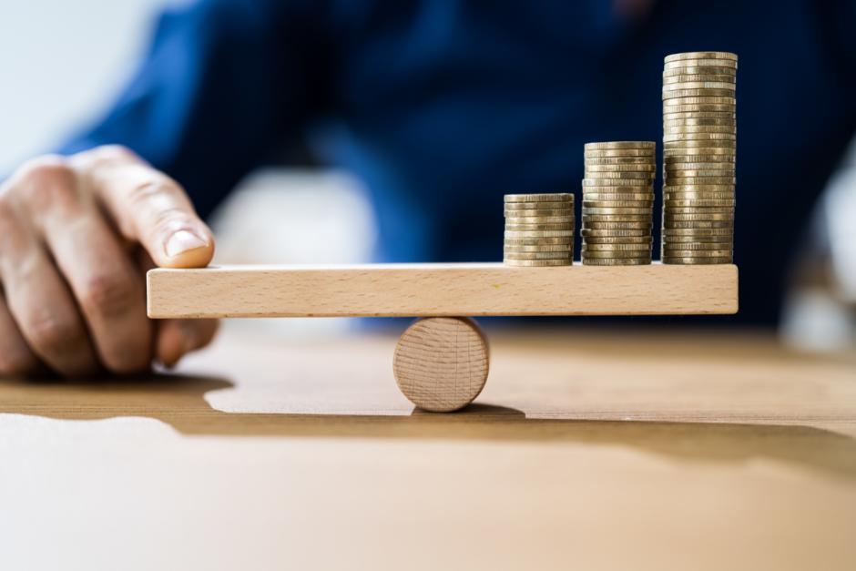 Aunque aún no alcanza el 50% de la ejecución presupuestaria, el Gobierno prevé superar el 92% de su techo de gastos para este año. (Foto: Canva/Soy502)