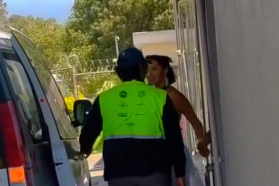 Christian Nodal y Ángela Aguilar fueron captados mientras salían de la CIudad de Guatemala. (Foto: Captura de pantalla)