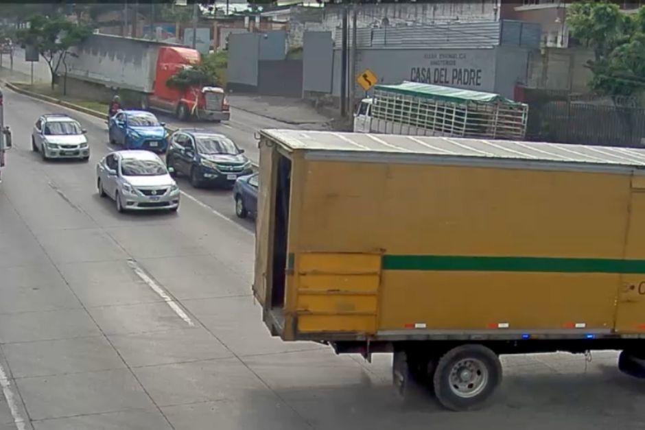 El accidente de tránsito quedó grabado en video y muestra a un tráiler descontrolado. (Foto: captura de video/cortesía)