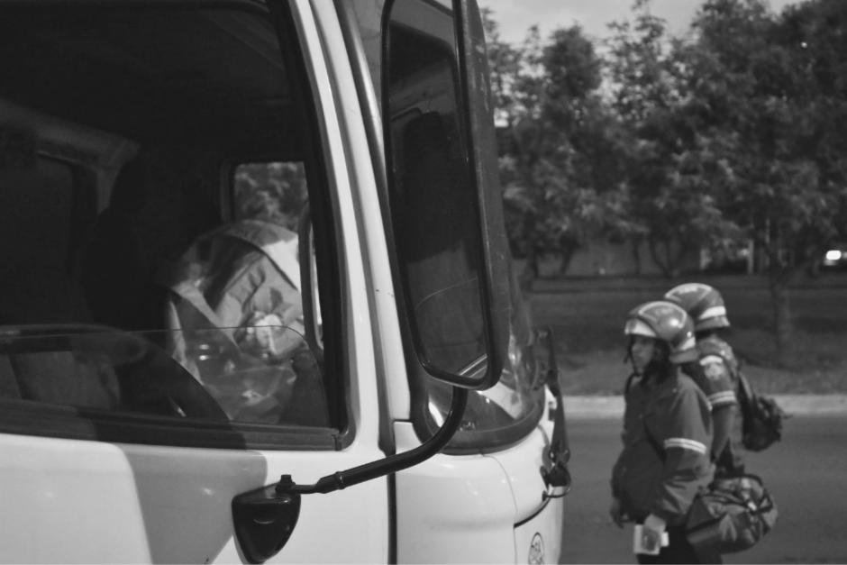 En uno de los incidentes armado perdió la vida el conductor de un camión en zona 12. (Foto: Bomberos Municipales)