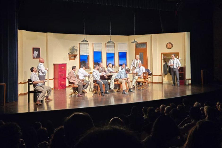 12 hombres en pugna, que data desde 1954, ha sido adaptada al cine, series de televisión y obras de teatro. En el IGA podrás presenciar esta obra con grandes actuaciones. (Foto: Erick Espino)