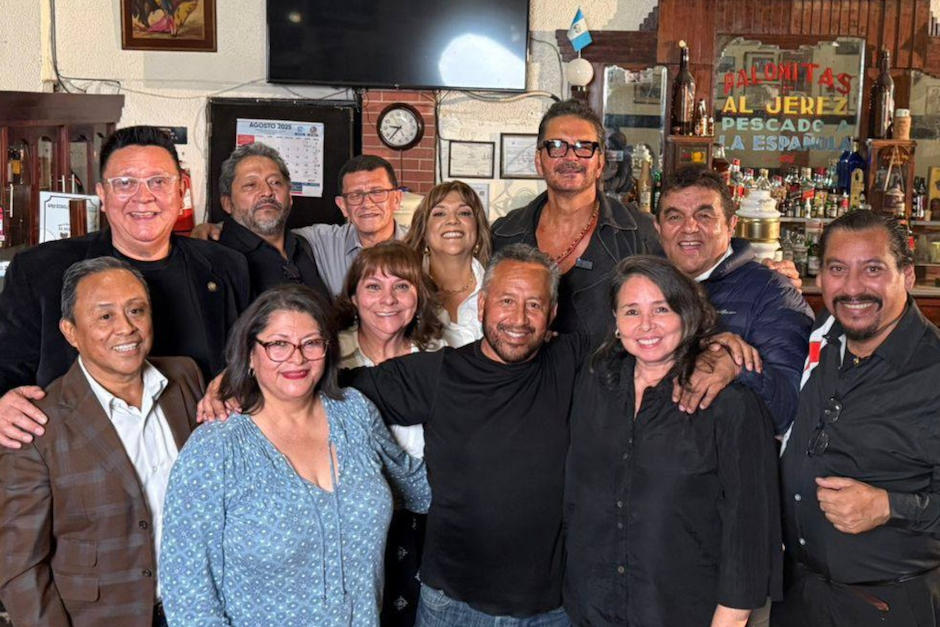 Ricardo Arjona se reunió con sus compañeros de la Universidad de San Carlos. (Foto: Instagram)