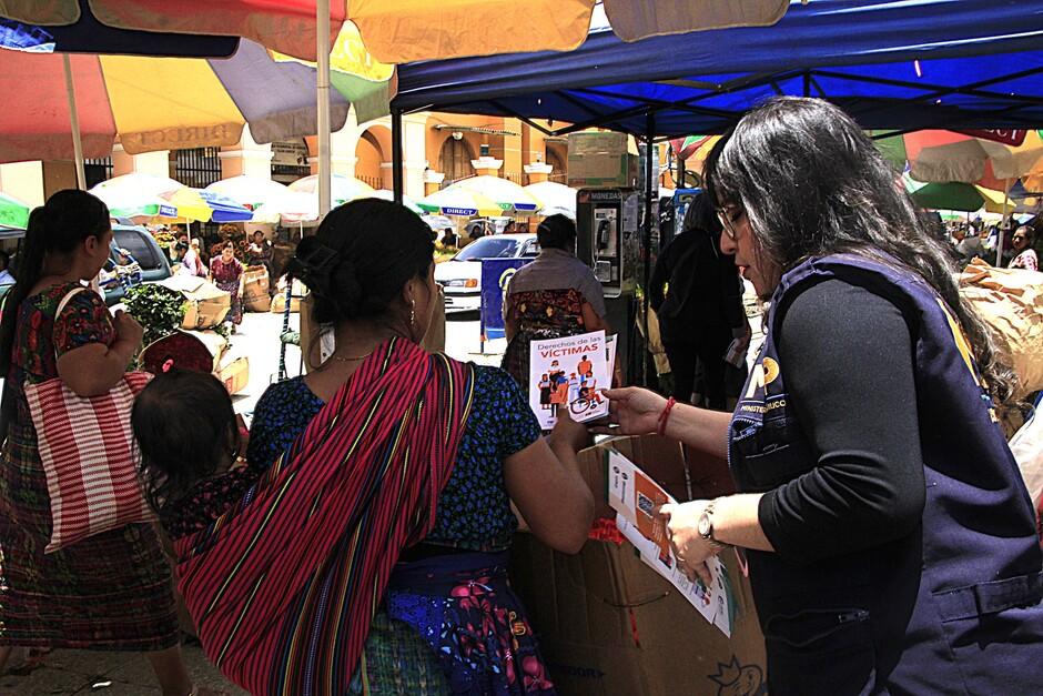 Personal del Ministerio Público entrega volantes informativos sobre la denuncia oportuna. (Foto: Mario Equité/Colaborador)