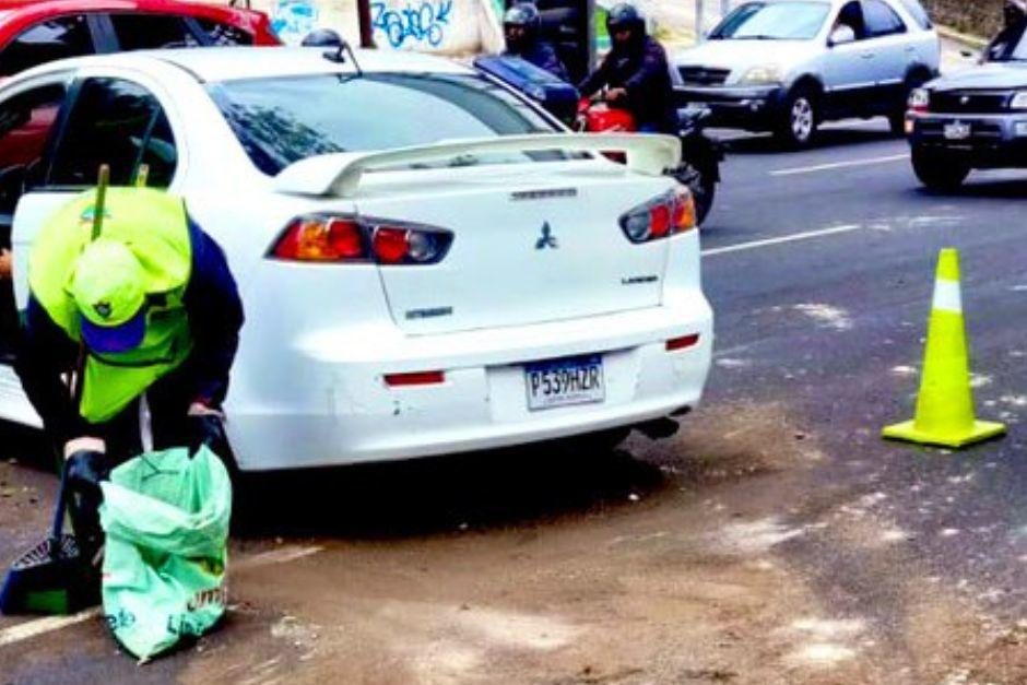 Accidente de tránsito en zona 8 deja jardineras dañadas y derrame de líquidos.(Foto: A.Montejo/Soy502)