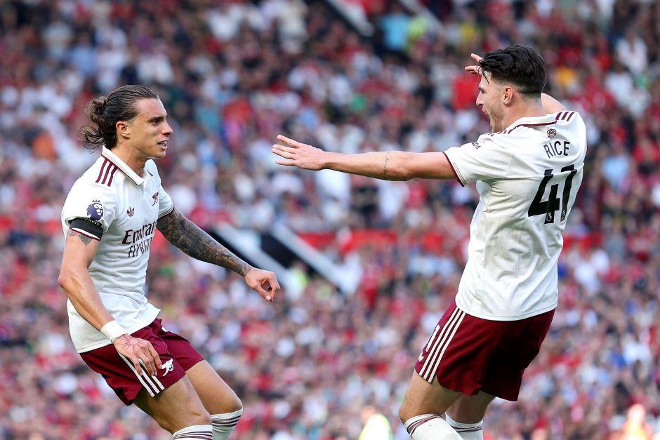 Riccardo Calafiori (izquierda) festeja con Declan Rice luego de anotar el gol que dio los tres puntos ante los diablos rojos. (Foto: Arsenal)