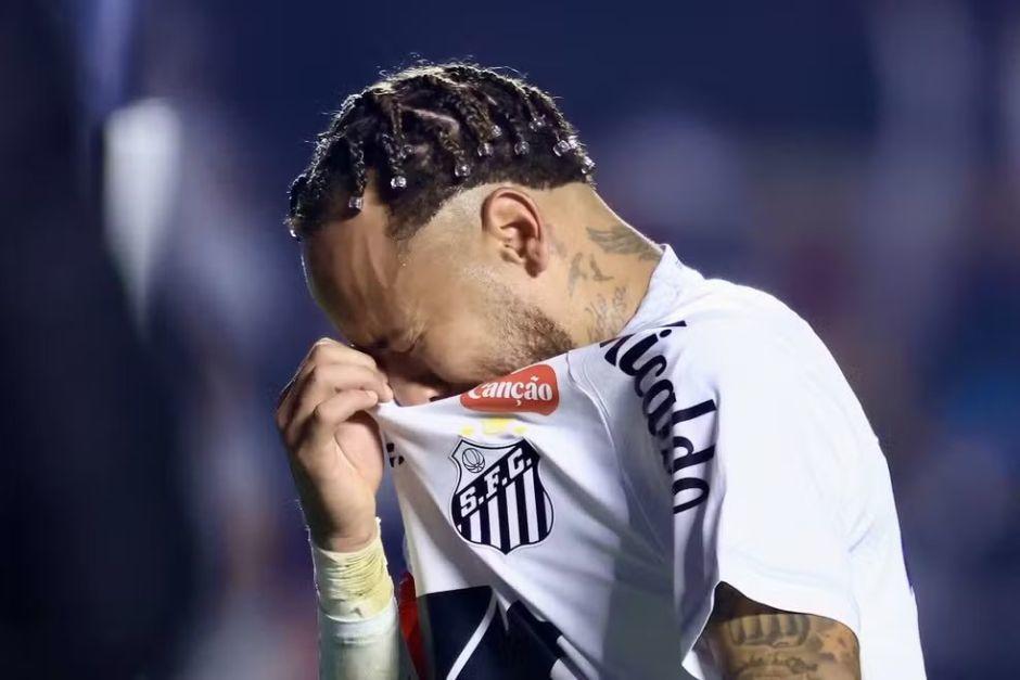 Las lágrimas del 10 del Santos le dieron la vuelta al mundo tras la dura derrota que provocó la salida del técnico. (Foto: AFP)
