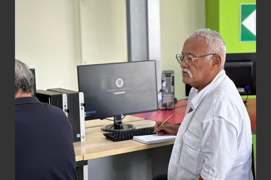 No existe una edad máxima para introducirse al mundo de la tecnología. (Foto: cortesía, Municipalidad de Guatemala)