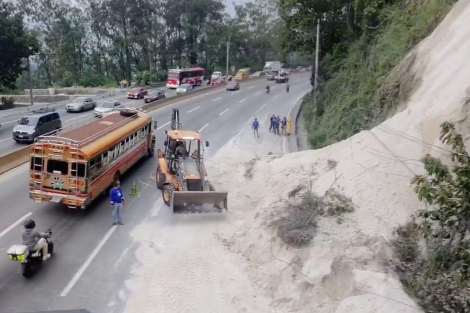 Derrumbe en la subida de Villalobos provoca tránsito que afecta hasta El Trébol. (Foto: captura de video/PMT Villa Nueva)