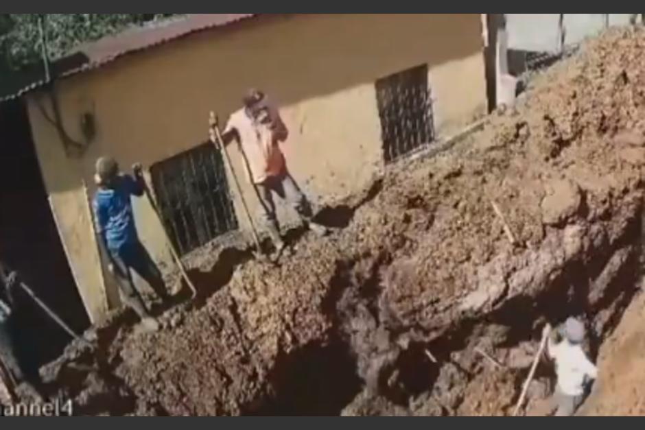 Los compañeros de inmediato se lanzaron para auxiliarlo. (Foto: captura de video)