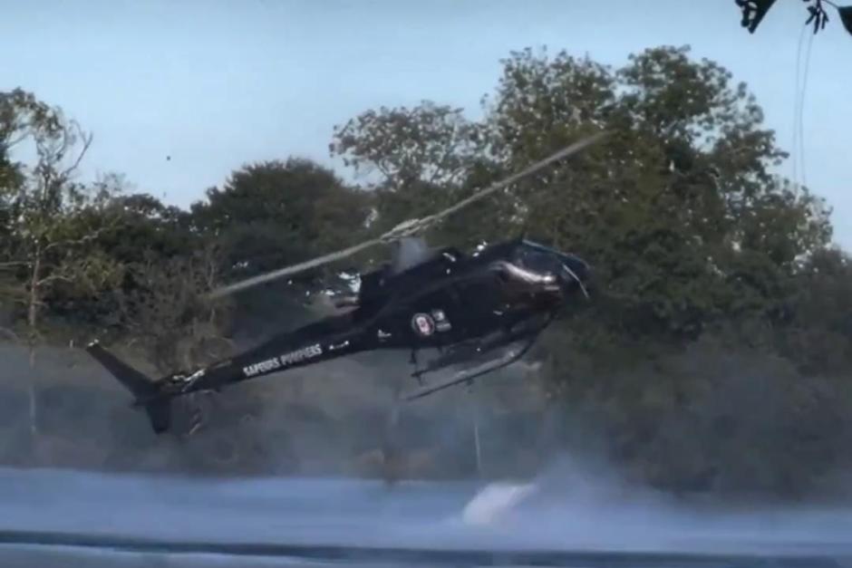 Los bomberos trabajaban por sofocar un incendio al momento del accidente. (Imagen: captura de pantalla)