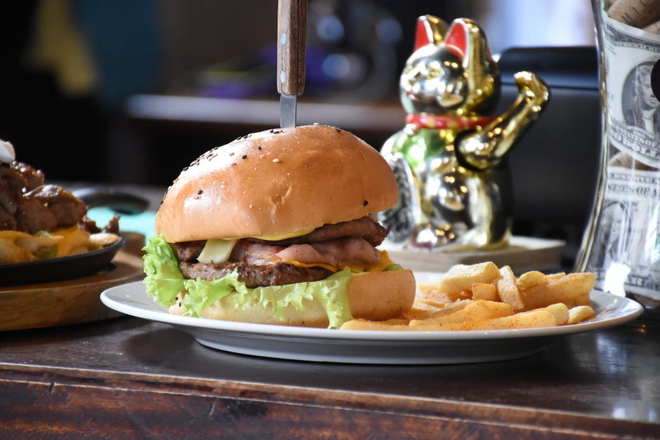 La hamburguesa es una de las más grandes de Xela. (Foto: Erick Colop/Colaborador)