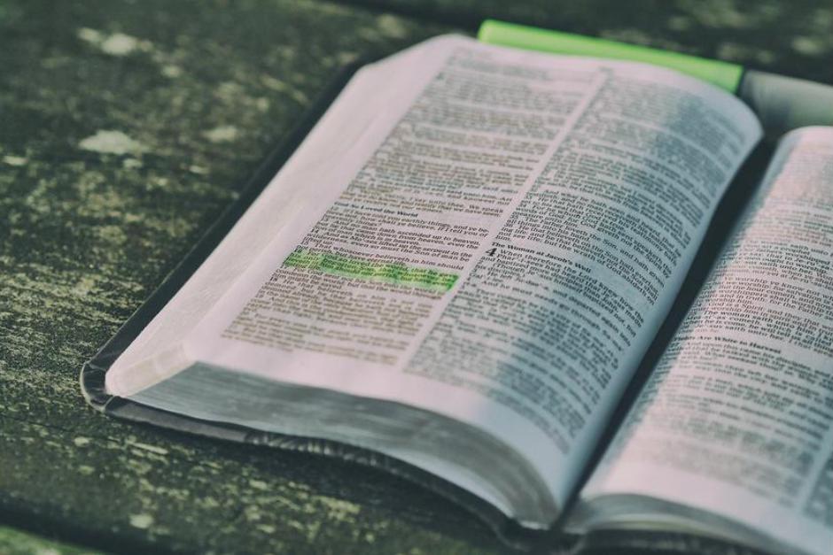 Tal como lo anunció días atrás, el presidente Bernardo Arévalo sancionó la Ley de la Biblia y así garantizó su vigencia. (Foto ilustrativa: Pexels)