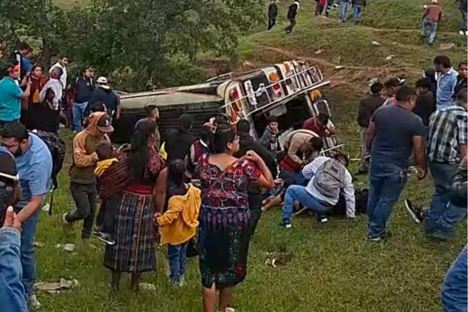Socorristas que atendieron la emergencia informaron sobre la muerte de una pasajera del bus que se accidentó en Huehuetenango. (Foto: RR. SS.)