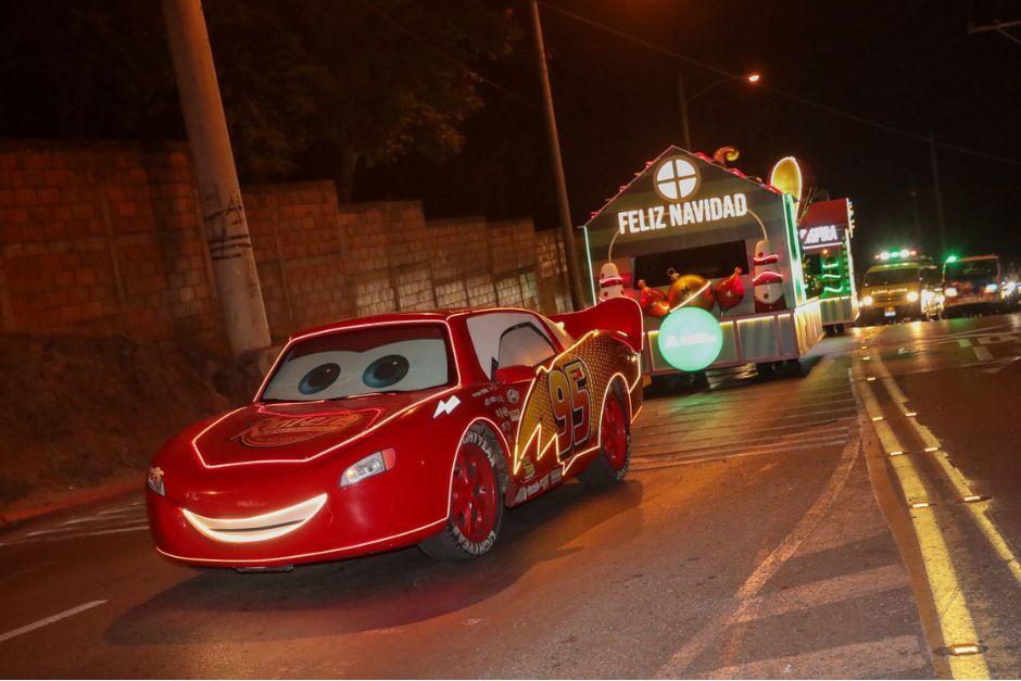 Coloridas e iluminadas carrozas recorrieron esta noche las calles del distrito 2 de la zona 18. (Foto: Oscar Rivas/Colaborador)