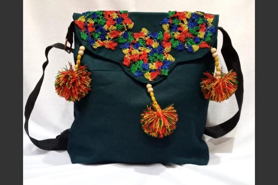 Una cartera elaborada por Aura, uno de los artículos más solicitados por sus clientes. (Foto: Carlos Vicente/Colaborador)