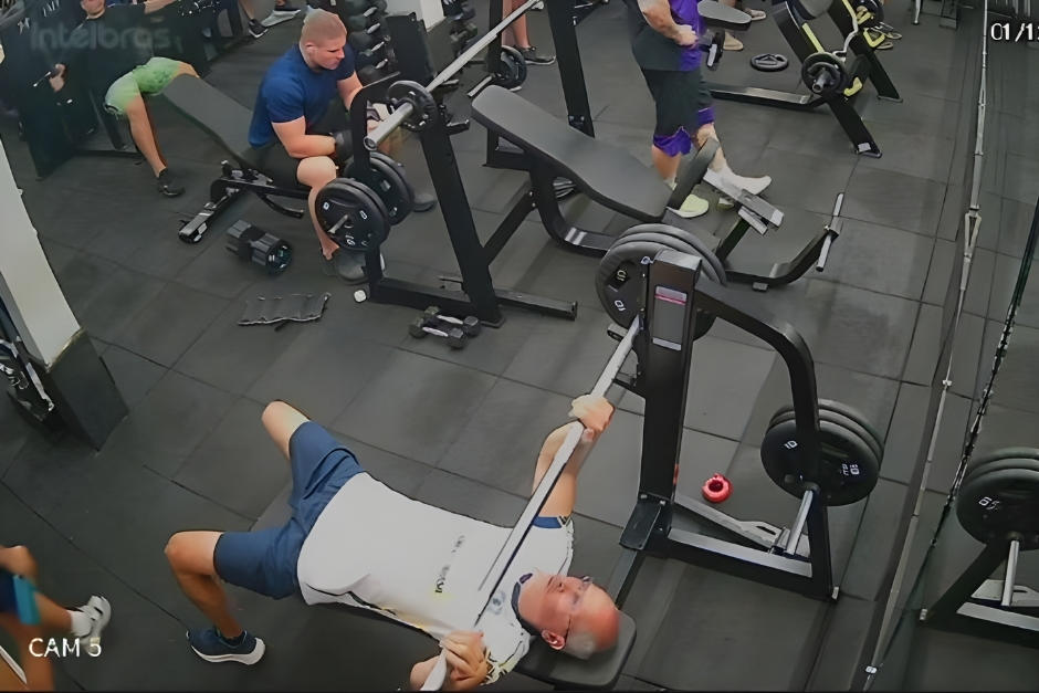 El percance sucedió ante la mirada de varios deportistas que no pudieron ayudar al hombre tras caerle la barra. (Captura Video)