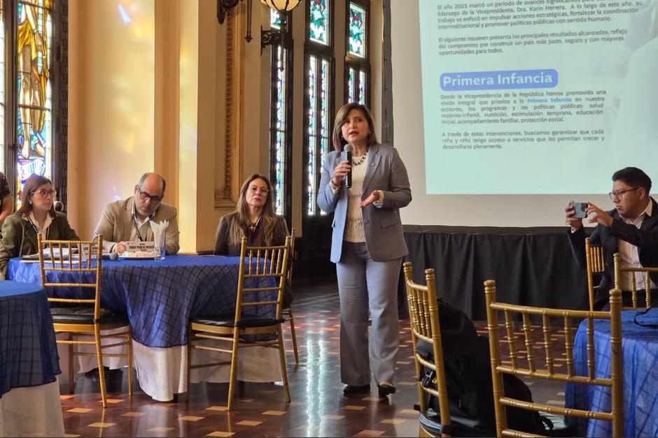 La vicepresidenta Karin Herrara se pronunció por las elecciones que se desarrollan en las unidades académicas de la Usac. (Foto: Carlos Alvarez / Soy502) 
