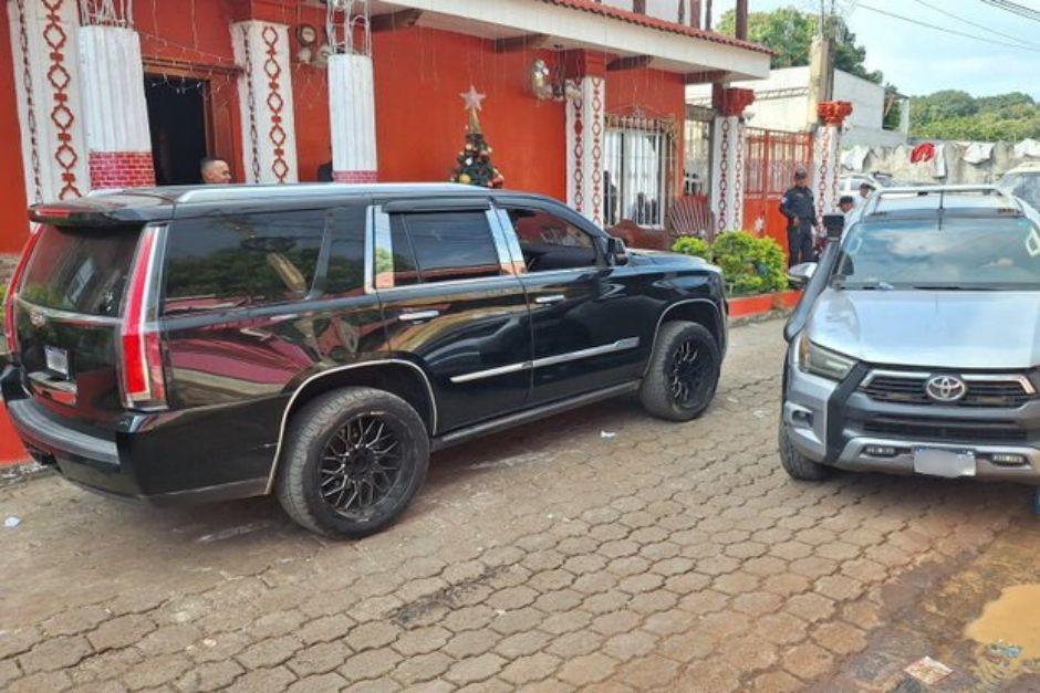 Dos vehículos también fueron incautados junto con el arsenal en Escuintla. (Foto: PNC)