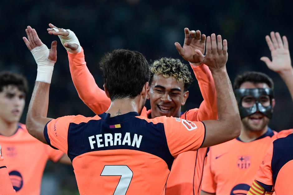 Ferran Torres celebra con Lamine Yamal, después de convertir un triplete en la victoria del Barcelona. (Foto: AFP)