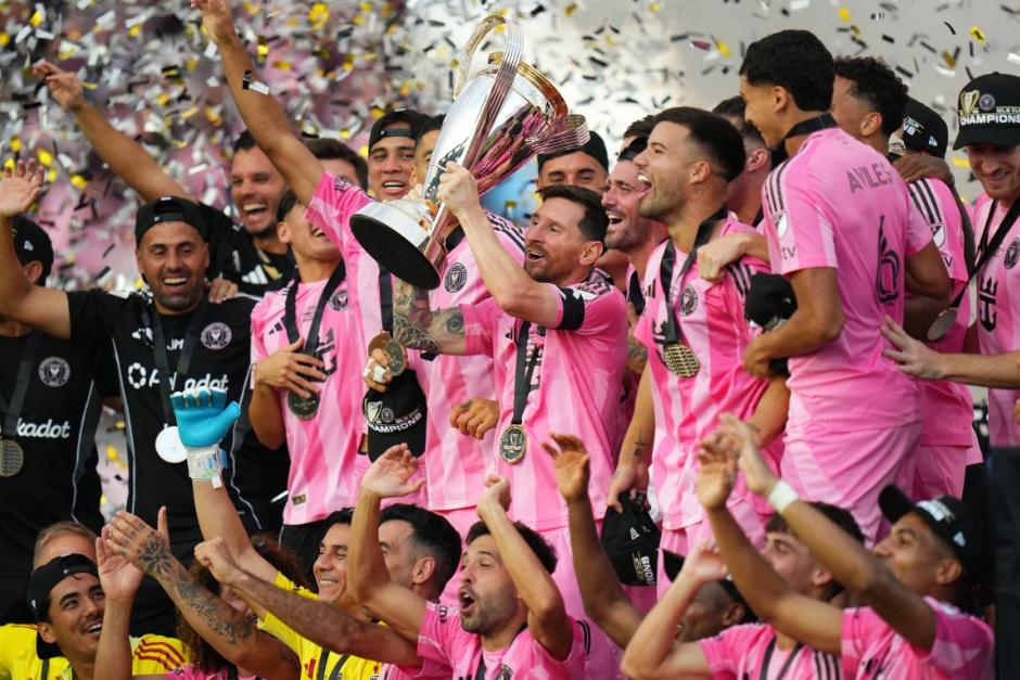 Messi fue el encargado de levantar el primer título histórico de MLS para el Inter Miami, el tercero en sus vitrinas tras la Leagues Cup de 2023 y el MLS Supporters' Shield de 2024. (Foto: AFP)
