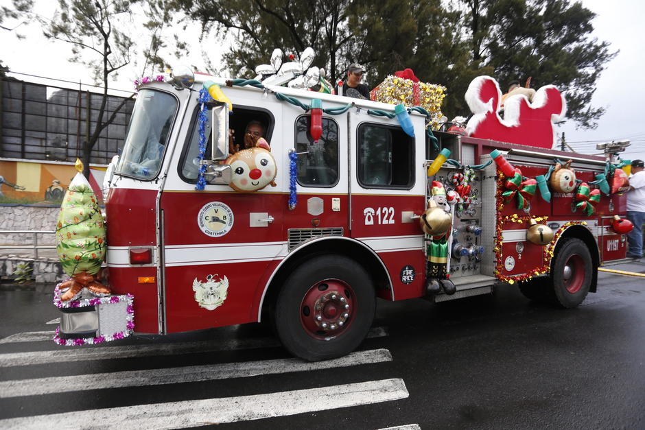Decenas de carrozas de los Bomberos Voluntarios recorrieron el Anillo Periférico esta sábado. (Foto: Jorge Senté/Colaborador)