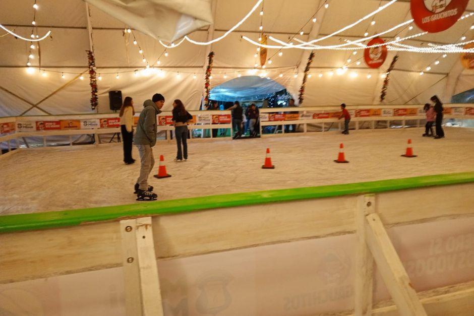 La pista de hielo quedó inaugurada la noche de este sábado en Mixco. (Foto. Municipalidad de Mixco)