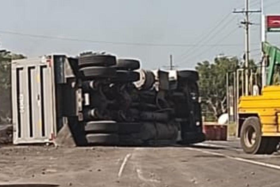 El camión obstruye parte de los dos carriles. (Foto: Provial)