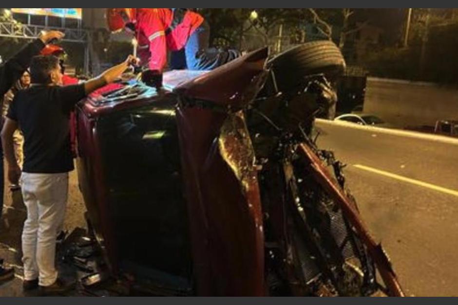 Un carro volcó en la vía y cuando llegó la patrulla, se produjo otro accidente. (Foto: Bomberos Municipales)
