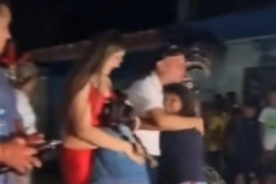 Menores y adultos se acercaron a saludar al alcalde de Masagua minutos antes del crimen. (Foto: captura de video)