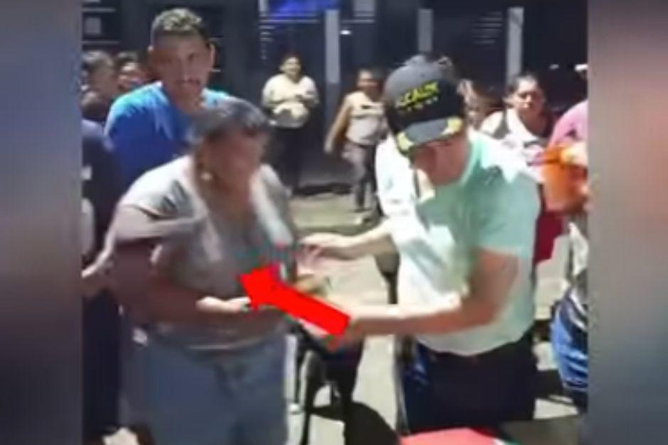 En las imágenes se observa cuando una persona intenta dispararle a Nelson Marroquín. (Foto: captura de video)