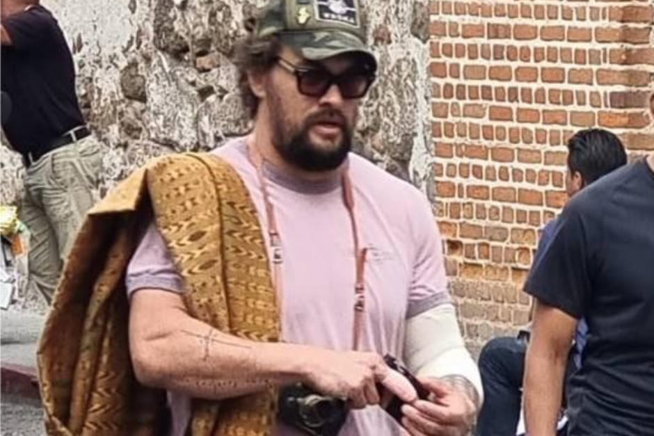 Jason Momoa recibió varios obsequios de parte de quienes lo vieron en Antigua. (Foto: Captura pantalla)