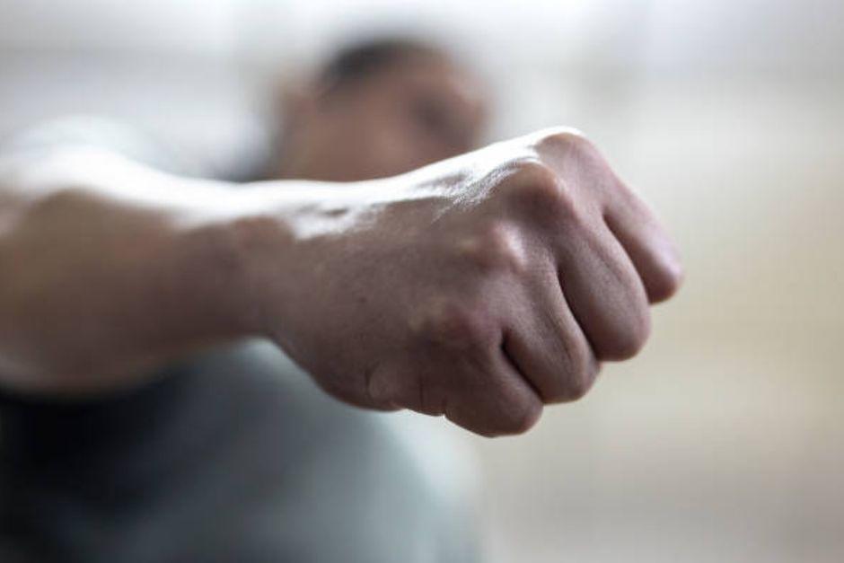 El hombre fue sorprendido por la policía cuando golpeaba a su progenitora. (Foto ilustrativa: istock)