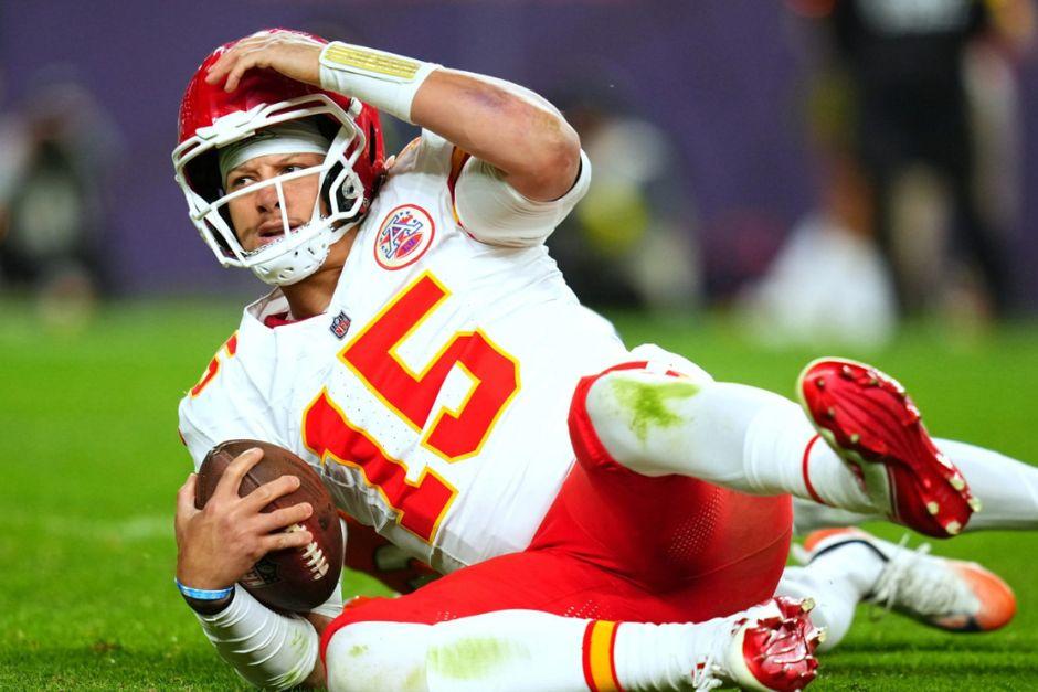 Patrick Mahomes no ha podido tener una buena temporada y los Chiefs resienten el bajo nivel de su principal estrella. (Foto: AFP)