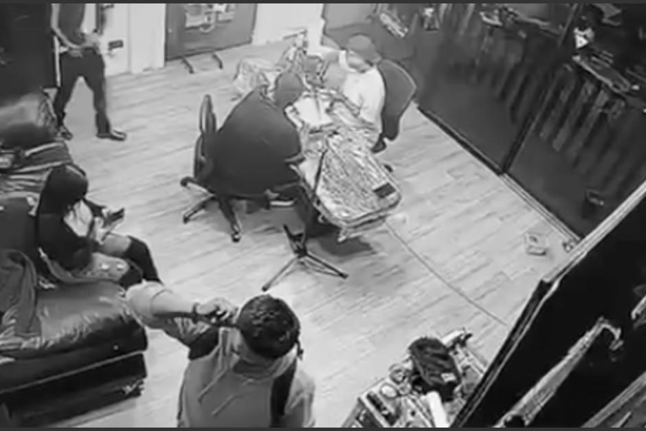 La víctima se encontraba en su lugar de trabajo, tatuando a un cliente. (Foto: captura de video)