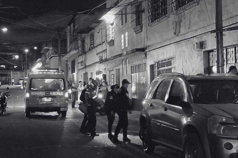 La víctima falleció después de ser atacado a balazos en la zona 8 capitalina. (Foto: Bomberos Municipales)