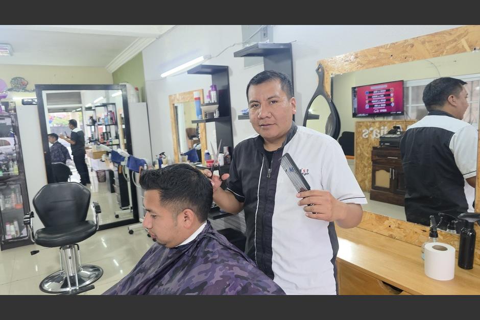 Josué Mejía, el guatemalteco que triunfa con Barber Shop Mejía y fe. (Foto: Roberto Paz/Colaborador)