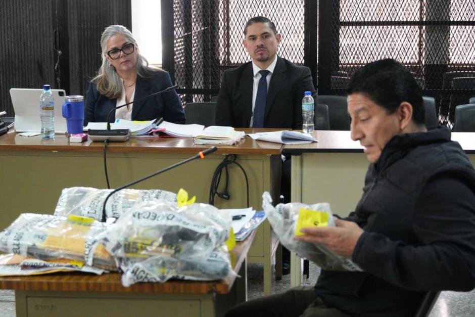 Carlos García Rubio observa al fondo la presentación de las pruebas en su contra. (Foto: Wilder López/Soy502)