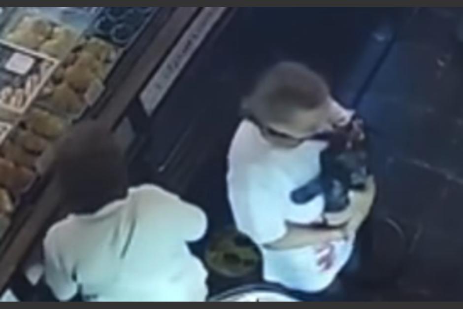 Dos mujeres fueron captadas tomando el celular. (Foto: captura de video)