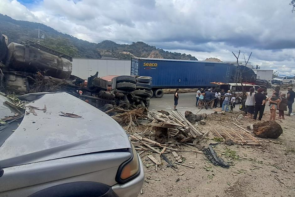 Un accidente protagonizado por un tráiler ha afectado el tránsito este miércoles. (Foto: Jorge Senté/Colaborador)