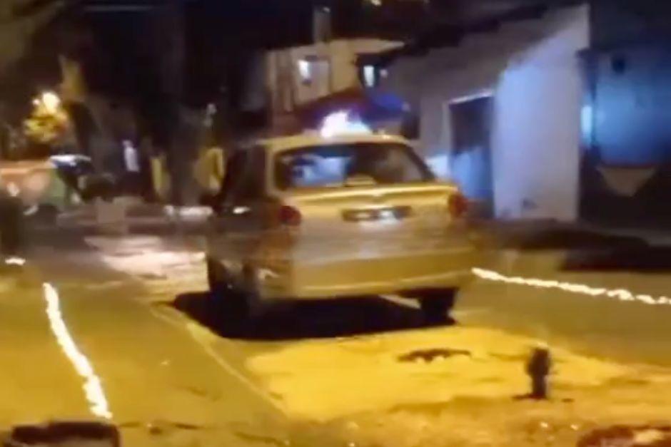El vehículo transitó sobre la alfombra a pesar del bloqueo vehicular. (Foto: captura de video)