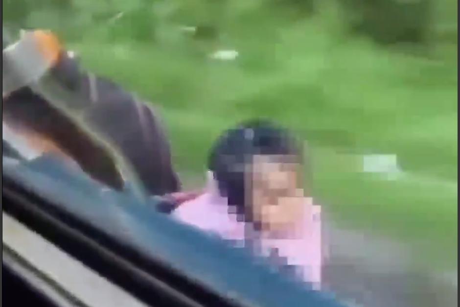 Mujer viajaba en transporte extraurbano colgada de la puerta con bebé en la espalda. (Foto: captura de pantalla)