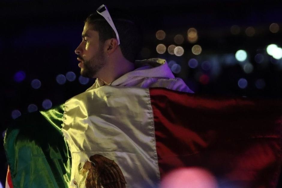 Bad Bunny se resbala, pero el show en CDMX no se detiene. (Foto: X)