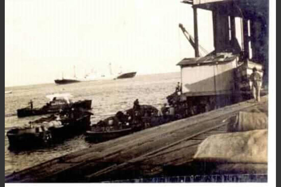 En lanchones era trasladada la carga desde el muelle antiguo hasta las embarcaciones. (Foto: Cortesía)