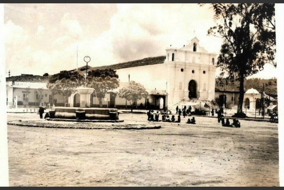 Así lucía la plaza de Chuwuilá en 1940, donde los pobladores participaban de las actividades culturales y comerciales. (Foto: Servando Conoz/Colaborador)