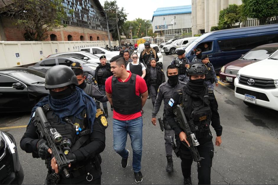 Fernanda Bonilla y Luis Marroquín son custodiados por un fuerte dispositivo de seguridad. (Foto: Wilder López/Soy502)