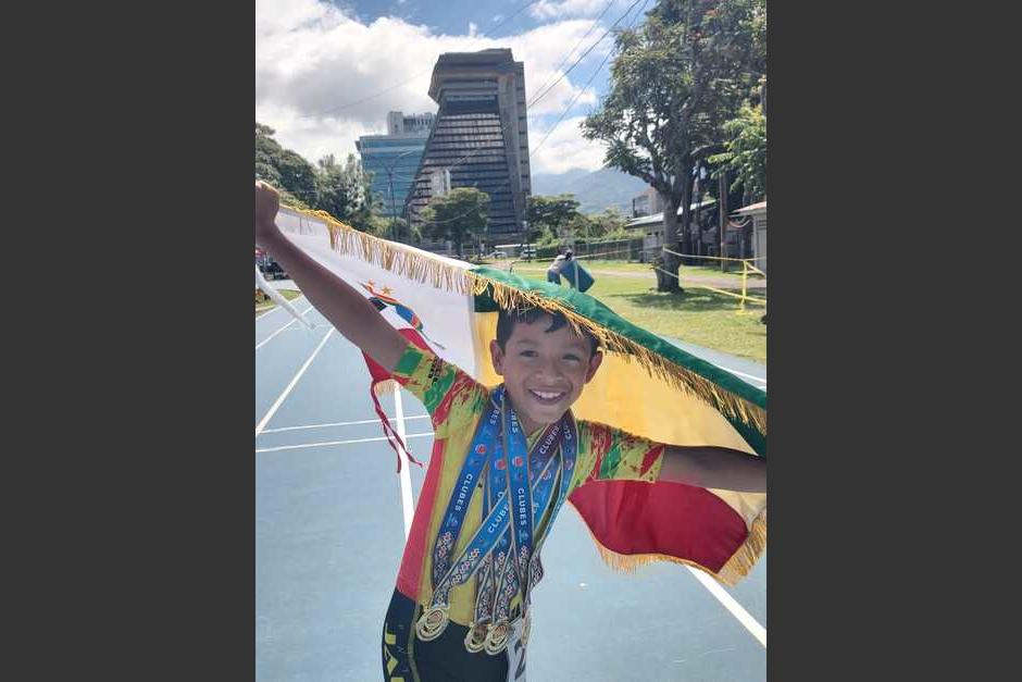 El oriundo de Jalapa muestra con orgullo su bandera. (Foto: Francisco Portillo/Colaborador)