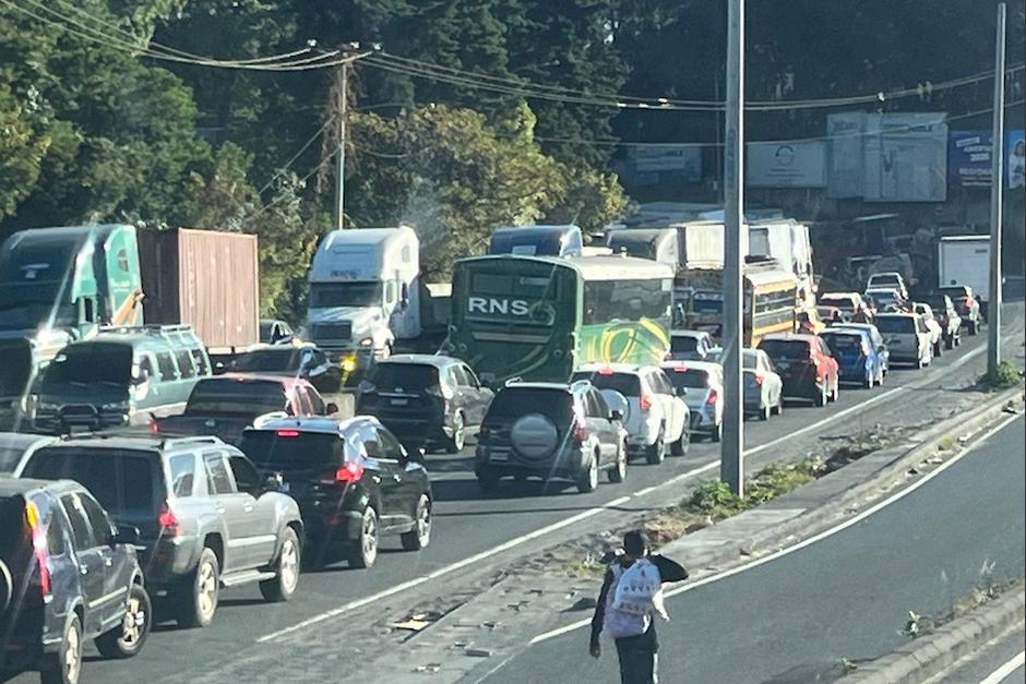 Desde tempranas horas de la mañana se ha visto complicado el paso vehicular en ruta al pacífico. (Foto: PMT/VillaNueva)